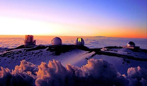 2048px-Mauna_Kea_observatory